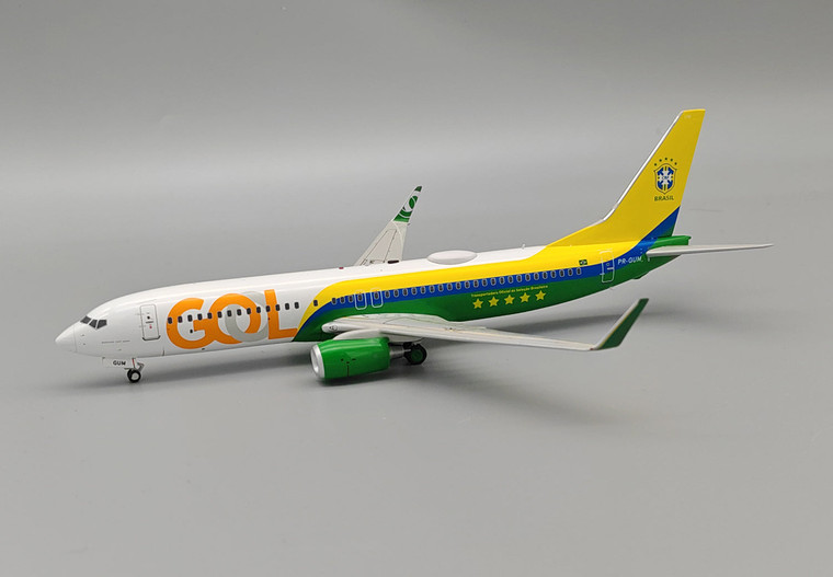 InFlight200 Gol Transportes Aereos Boeing 737-8EH PR-GUM with stand IF738G30524 1:200