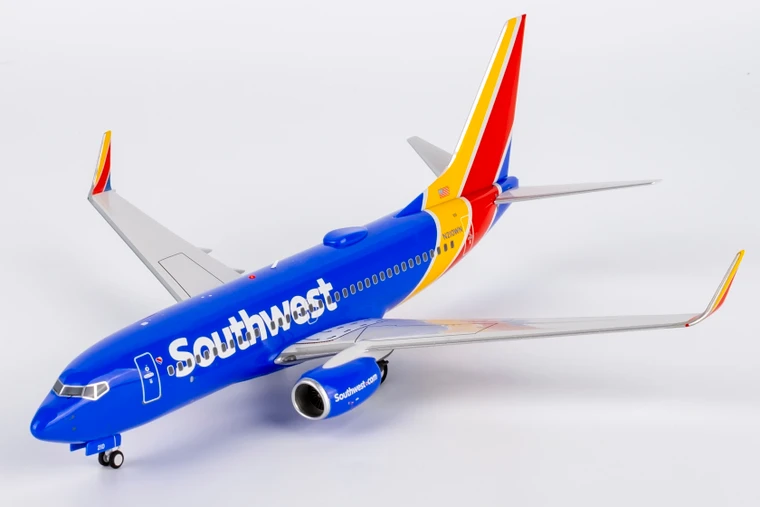 NG Models Southwest Airlines 737-700/w N221WN with stand 05006 1:200