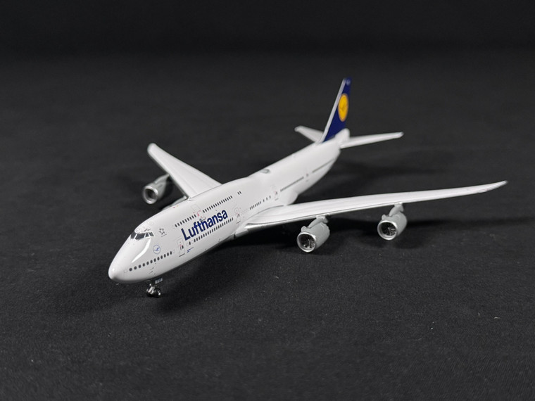 Lufthansa Boeing 747-8i intercontinental Old Livery D-ABYU PH04529 1:400 (PAINT BLEMISH)
