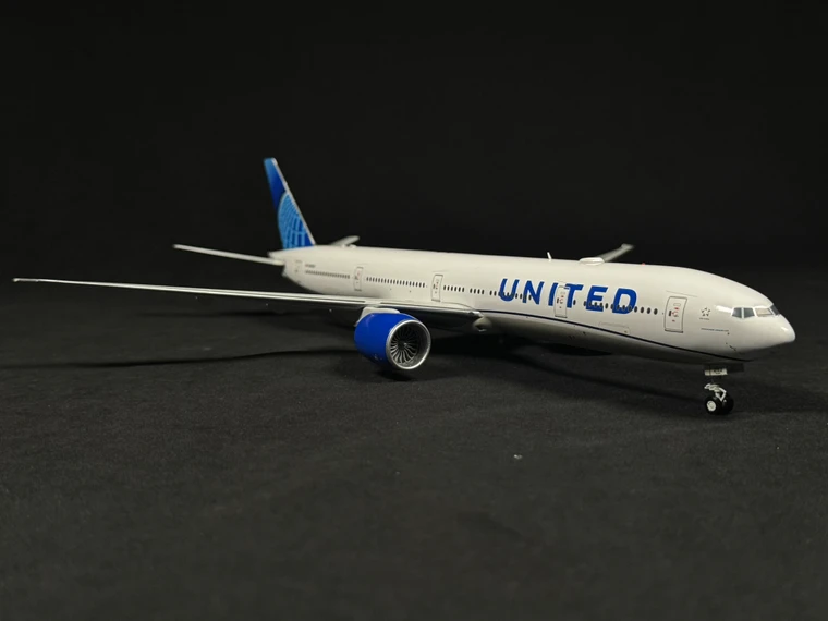 United Airlines B777-300ER  N2352U G2UAL1247 1:200 (DAMAGED ANTENNAS)