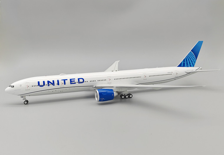 InFlight200 United Airlines Boeing 777-322/ER N2250U with stand IF773UA0725 Scale 1:200