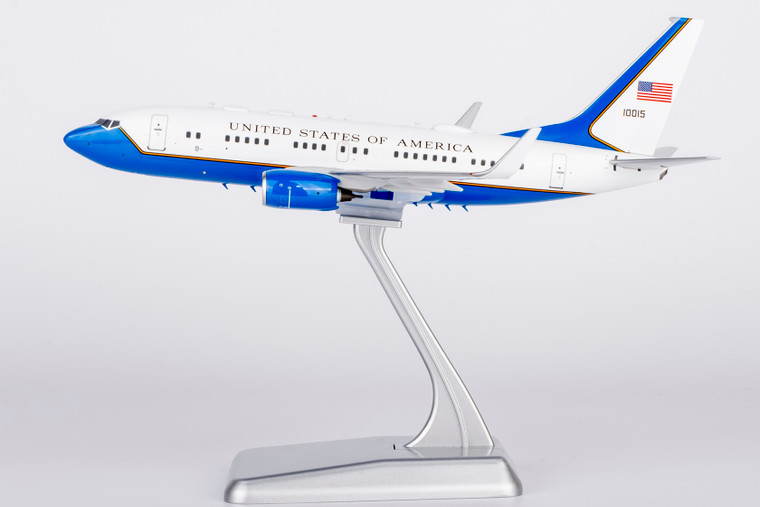 アメリカ空軍 C-40B 01-0015 1/200 USA - Air Force C-40B (737-700 BBJ) 01-0015 with stand 05016 1:200