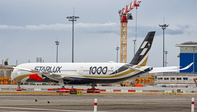 Phoenix Model Starlux Airlines Airbus A350-1000 B-58551 12036