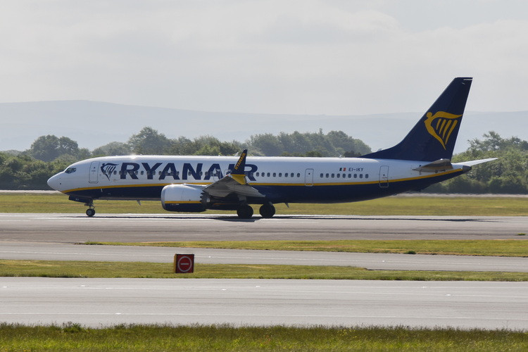 Phoenix Model Ryanair Boeing 737 MAX 8 EI-IKY 12037 Scale 1:400