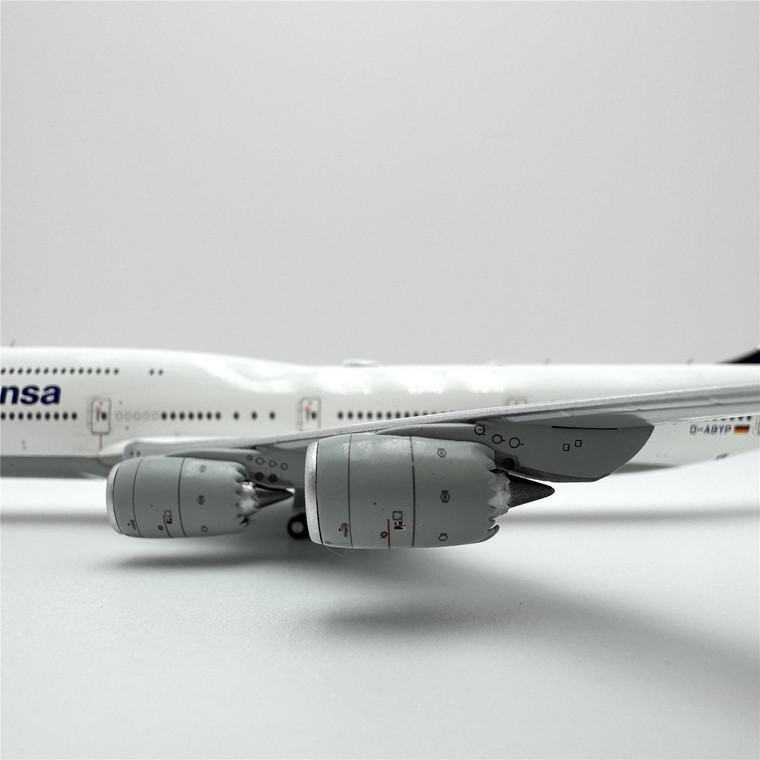 Lufthansa Boeing 747-8 Reg: D-ABYP YY74807 Scale 1:400