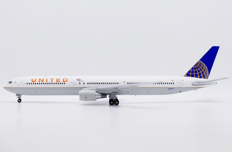 United Airlines Boeing 767-400ER "Denver Broncos" Reg: N76064 LH2506 1:200