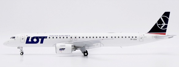 JC Wings LOT Polish Airlines Embraer E195-E2 Reg: SP-LEA (Flaps Down) XX20872A 1:200 With Stand
