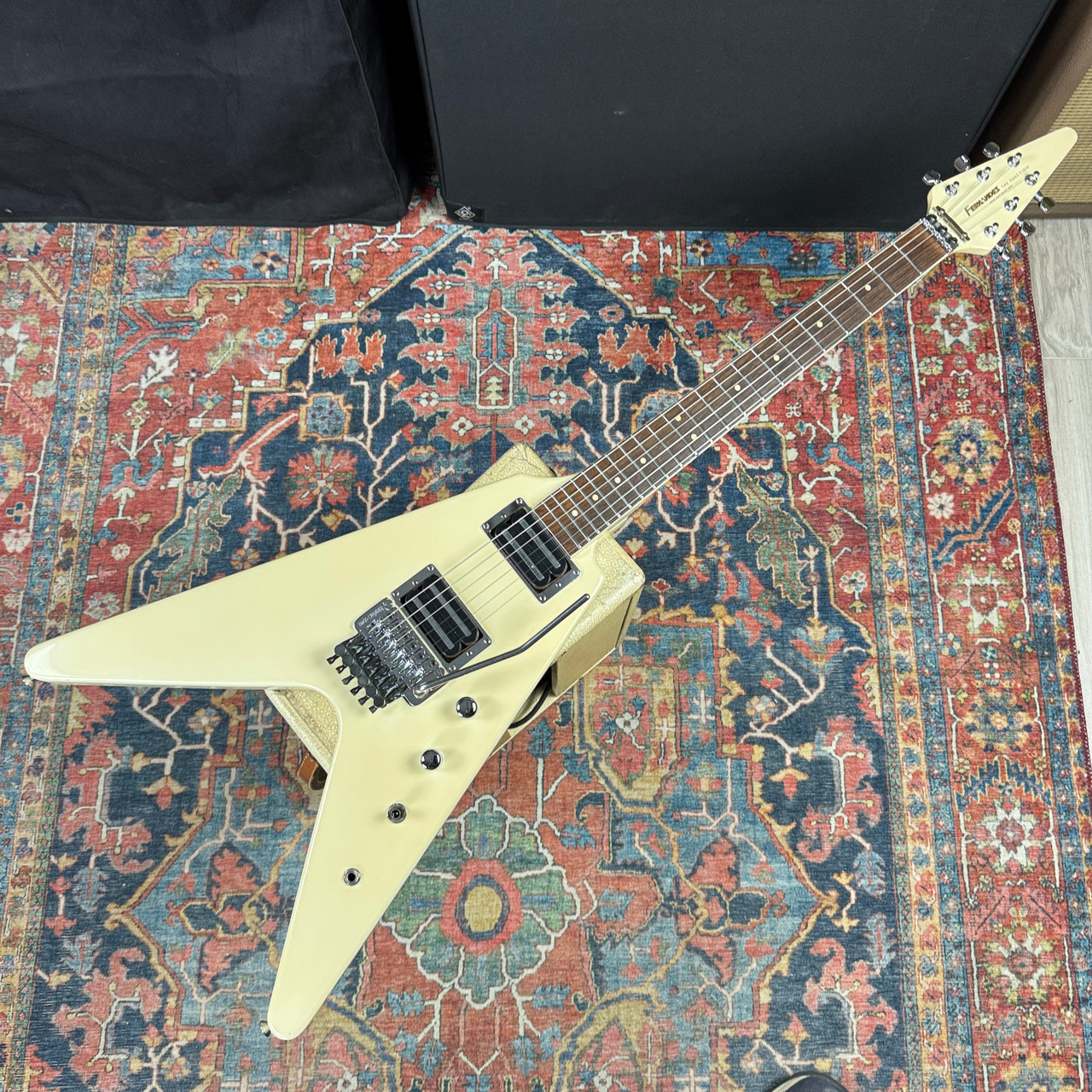 FERNANDES BSV-70 Flying-V 日本製 Fernandes Flying V Model BSV-70 Short Scale Heavy Metal Version - 1985