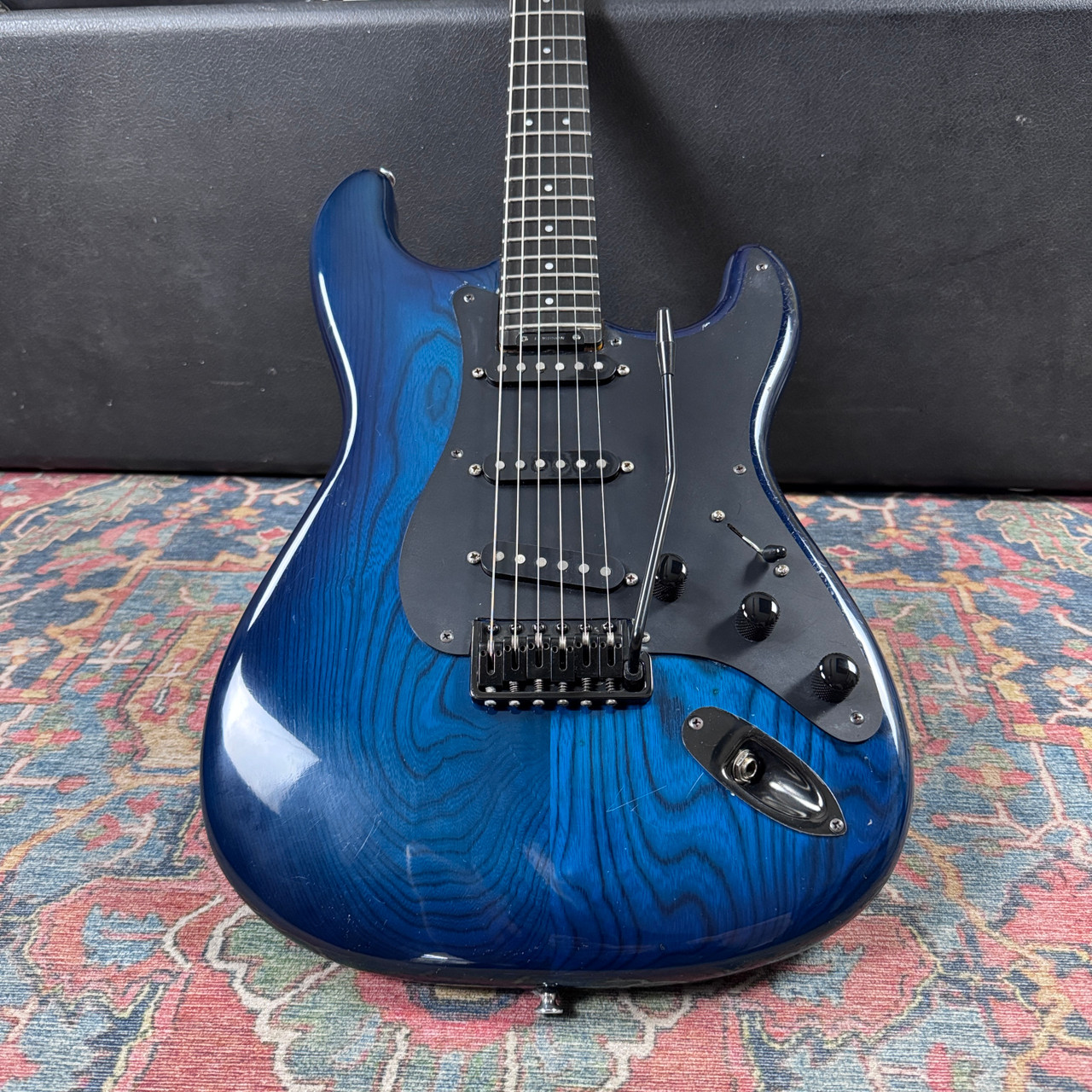 Levinson Blade R4 Falcon Tremolo Made in Switzerland Ocean Blue