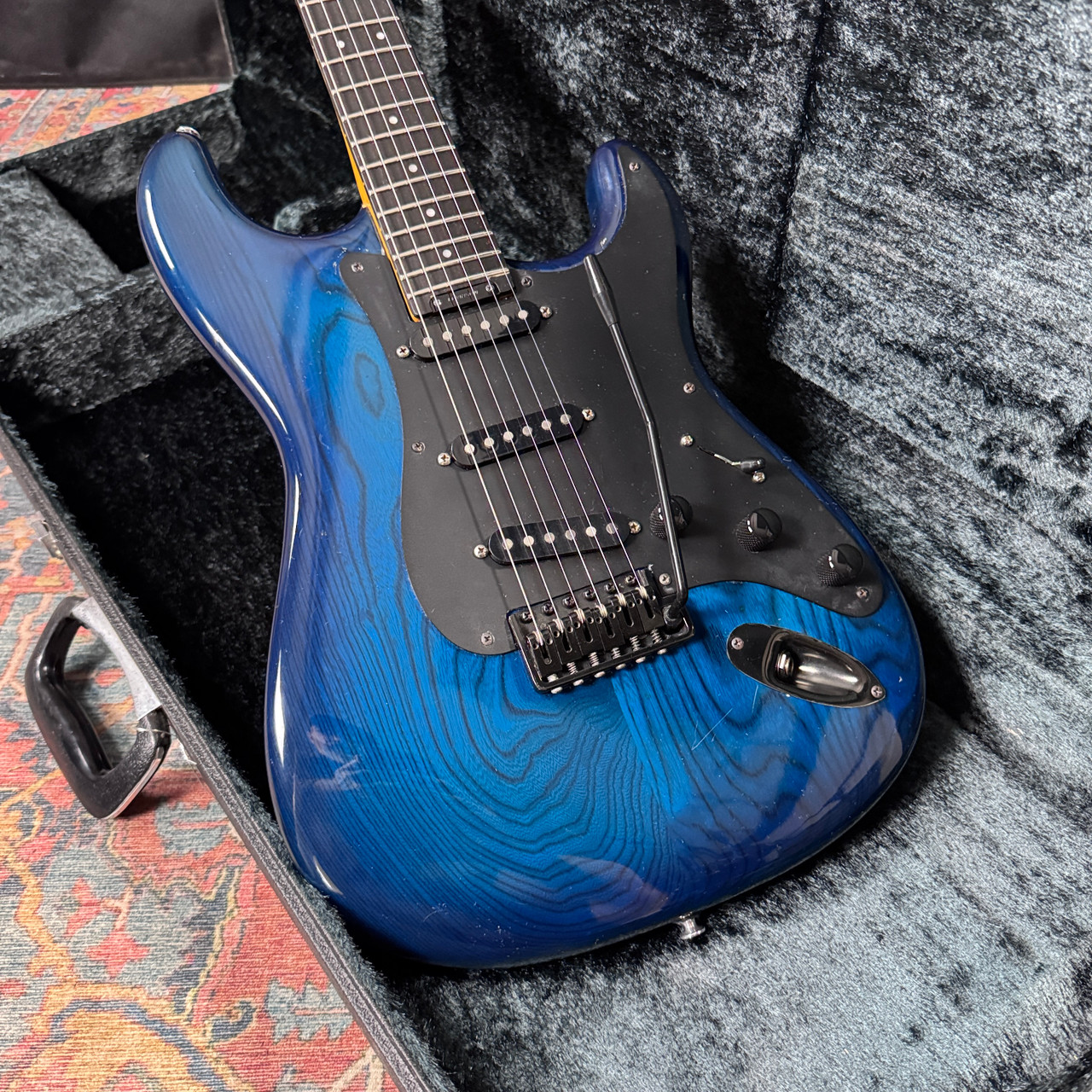 Levinson Blade R4 Falcon Tremolo Made in Switzerland Ocean Blue