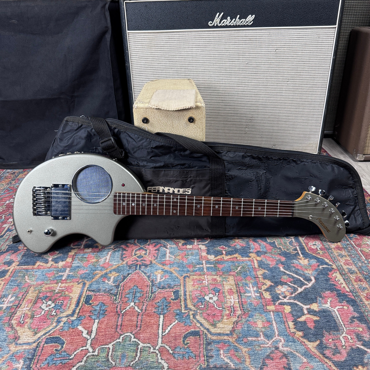 Fernandes DIGI-ZO Nomad Silver Built-in Multi-Effects, Amp Travel