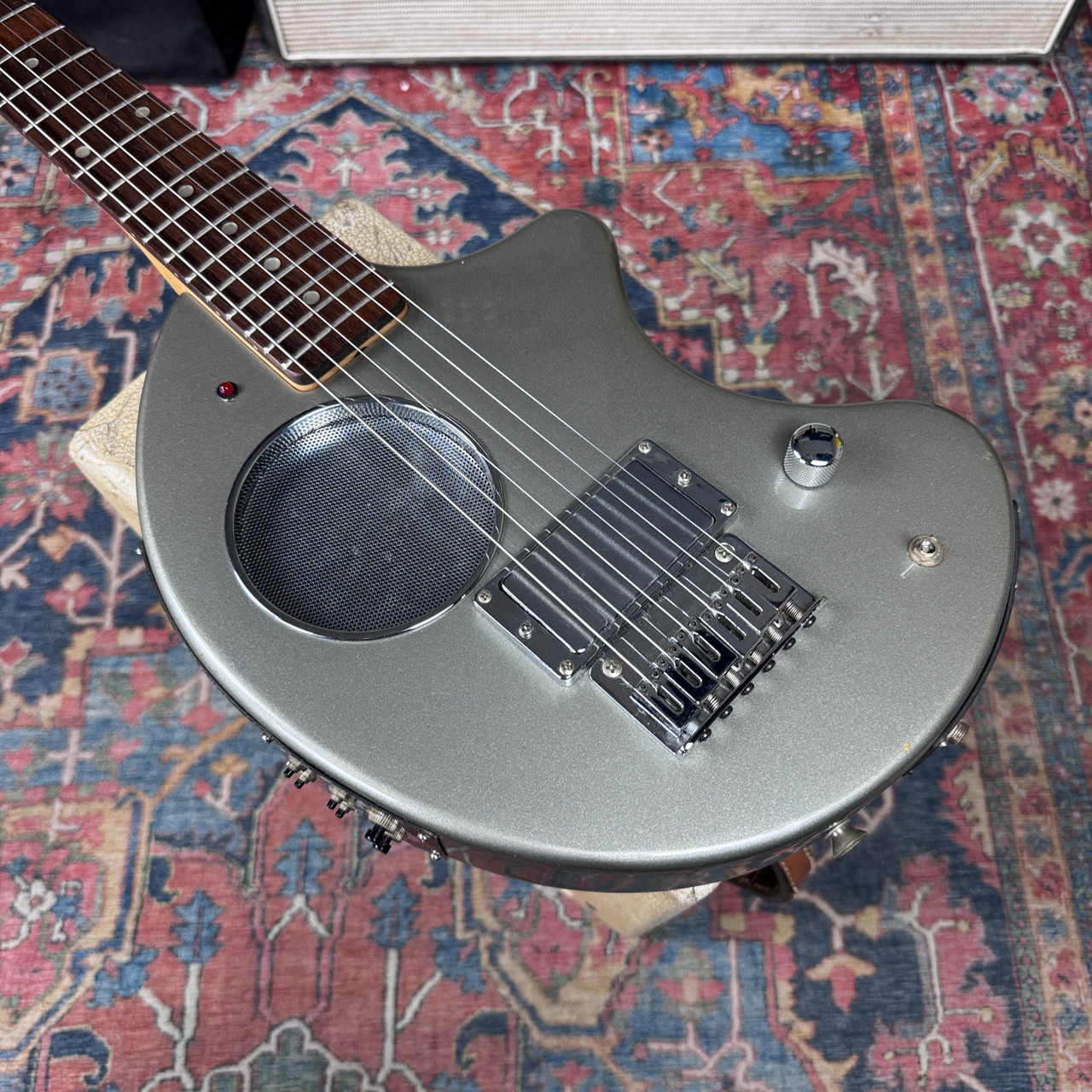 Fernandes DIGI-ZO Nomad Silver Built-in Multi-Effects, Amp Travel