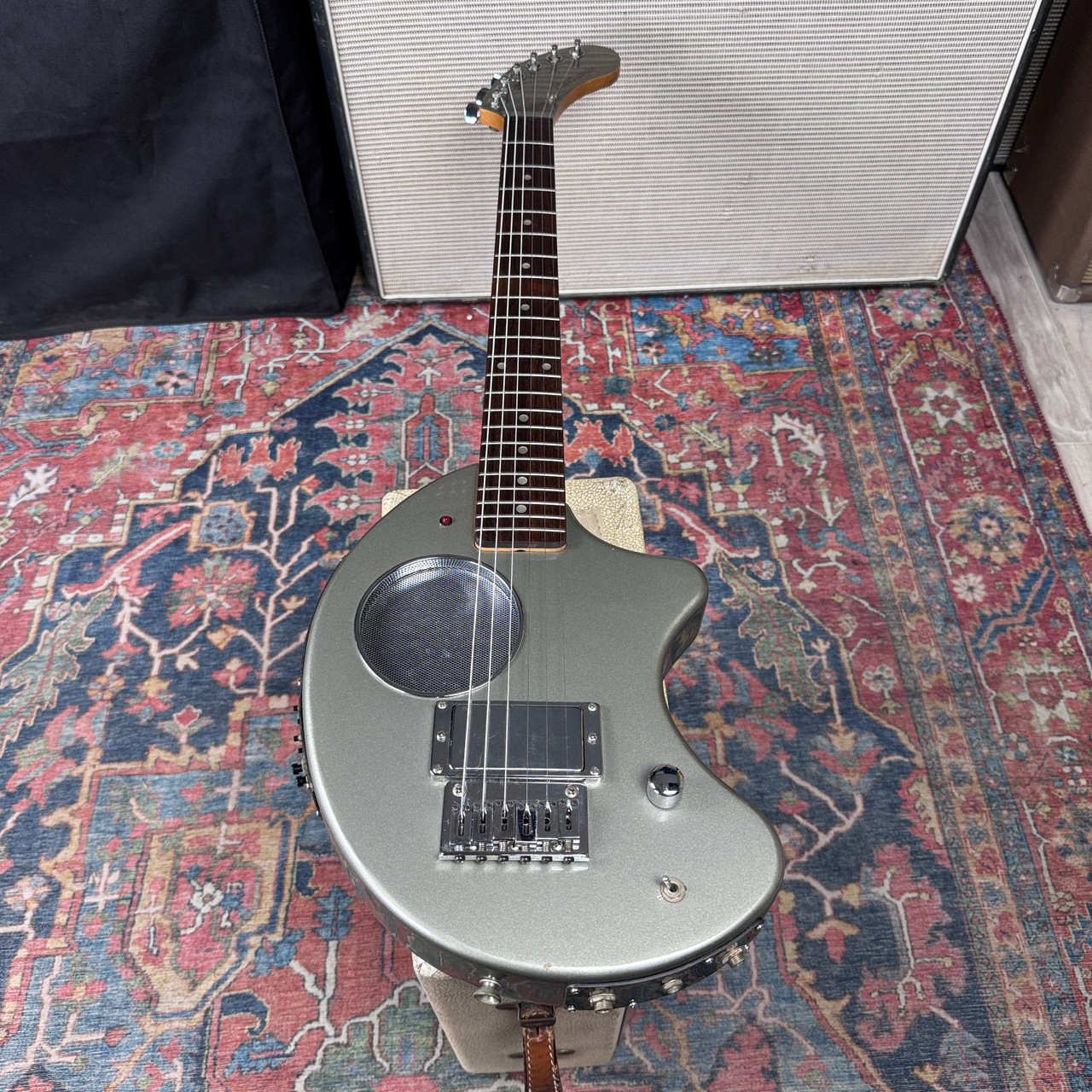 Fernandes DIGI-ZO Nomad Silver Built-in Multi-Effects, Amp Travel