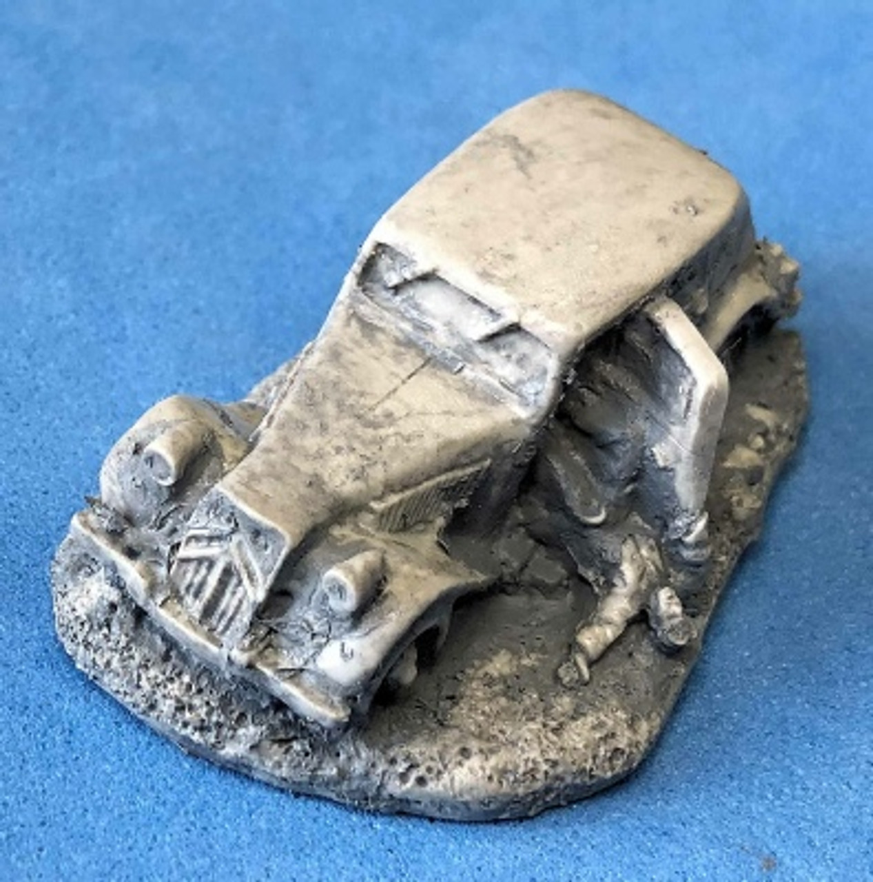 PIG080725 - CITROEN CAR CRASHED (RESIN)