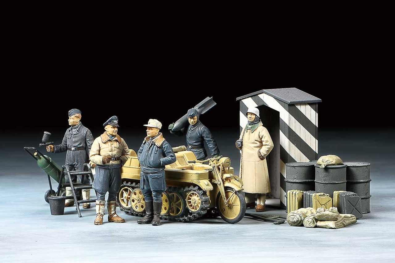 1/48 German Luftwaffe Crew (Winter) w/ Kettenkraftrad - 32412