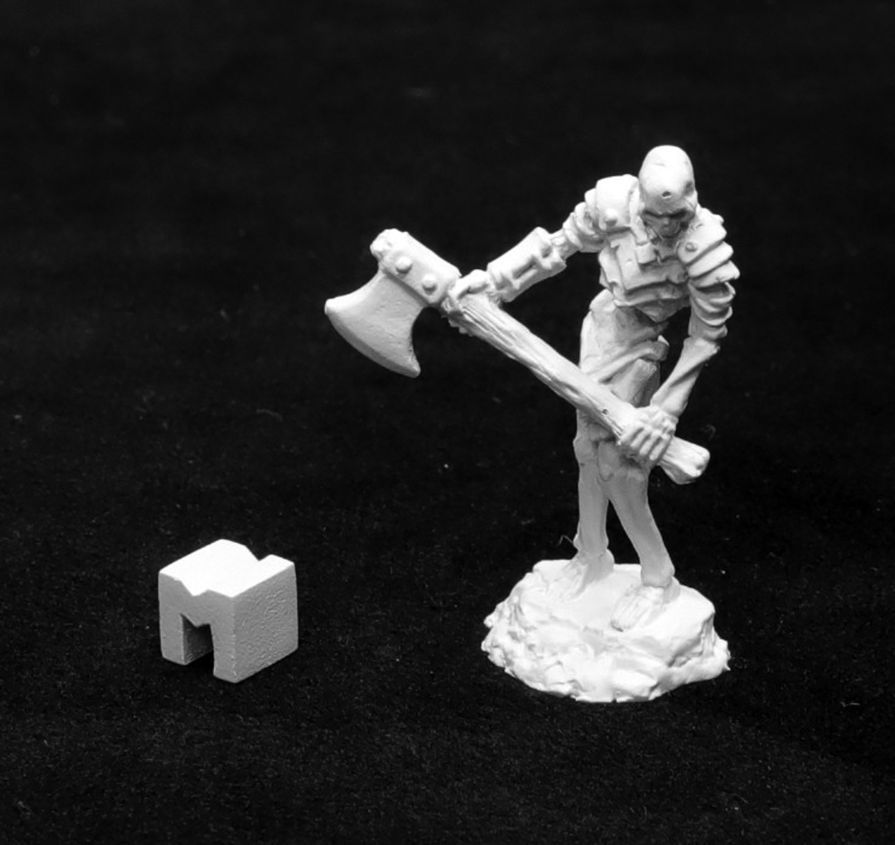 03943 - Dark Heaven Legends:  Bog Skeleton with Great Axe