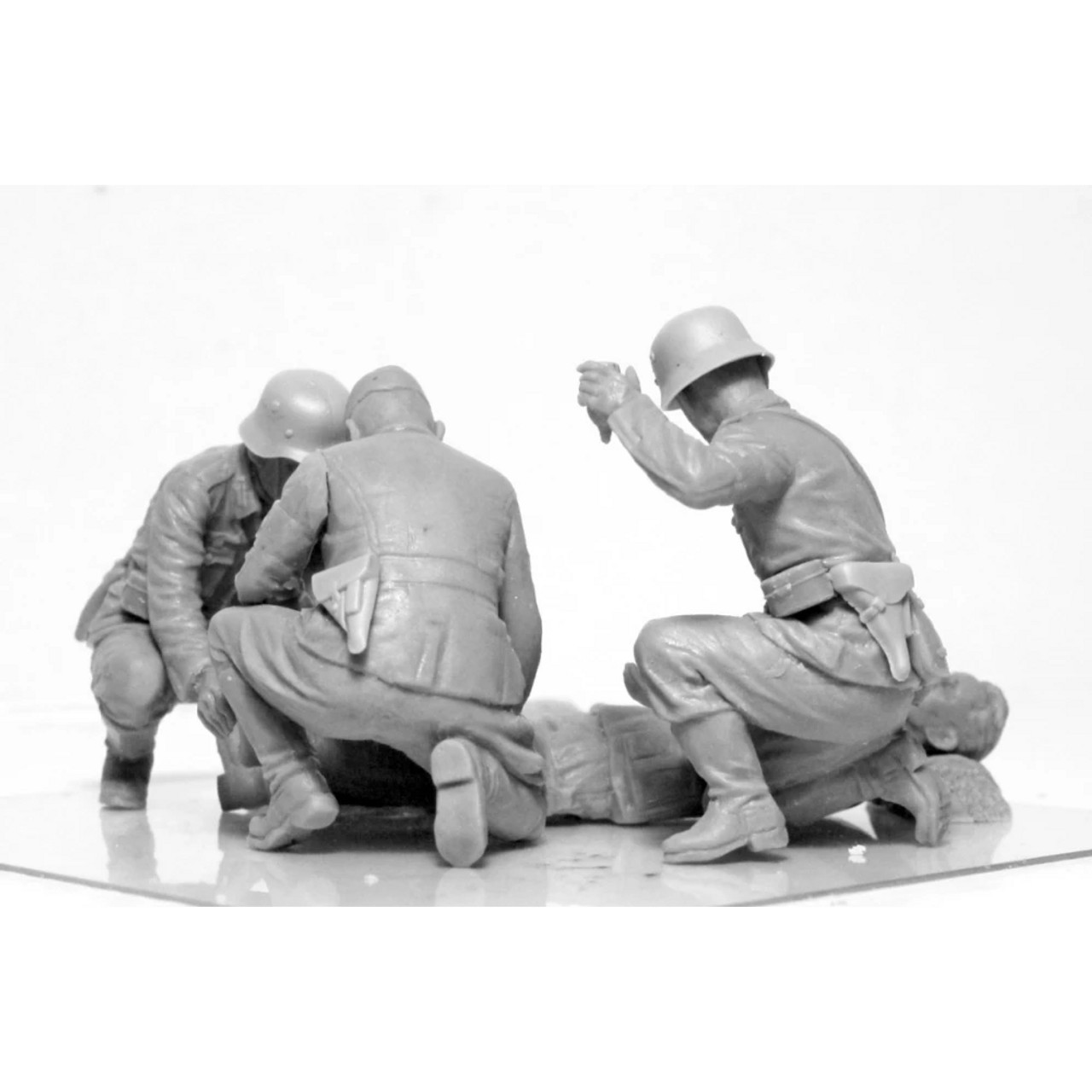1/35 WWII German Military Medical Personnel (3) w/Wounded Soldier - 35620