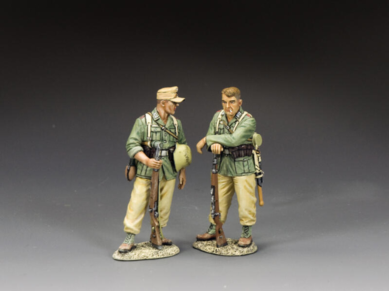 AK136 - ‘At Ease’ (2 x figure set)