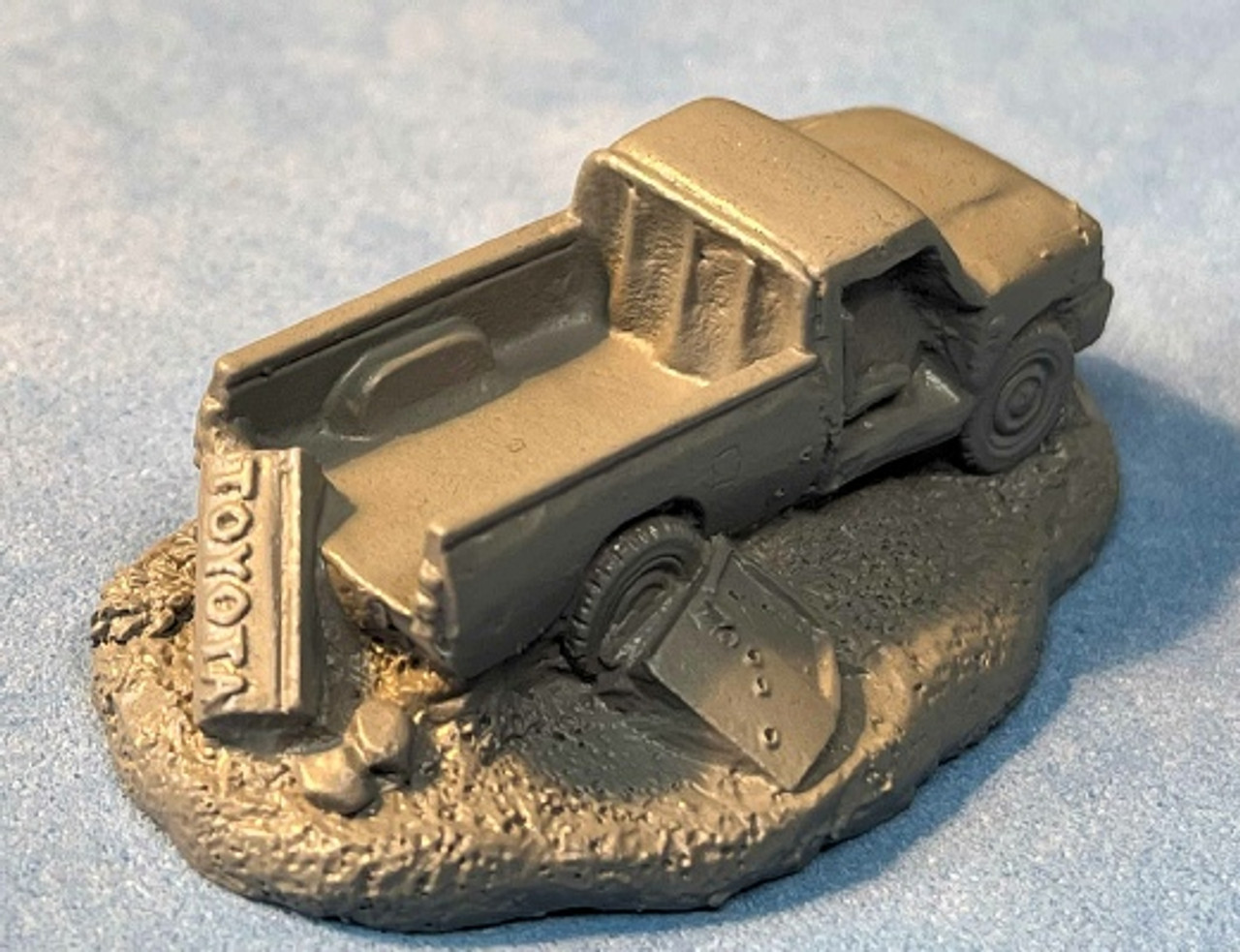 PIG170204 - TOYOTA PICK'EM UP TRUCK DESTROYED (RESIN)