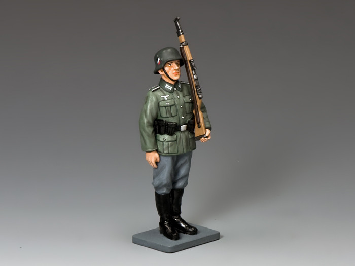 KACWH014 - At attention