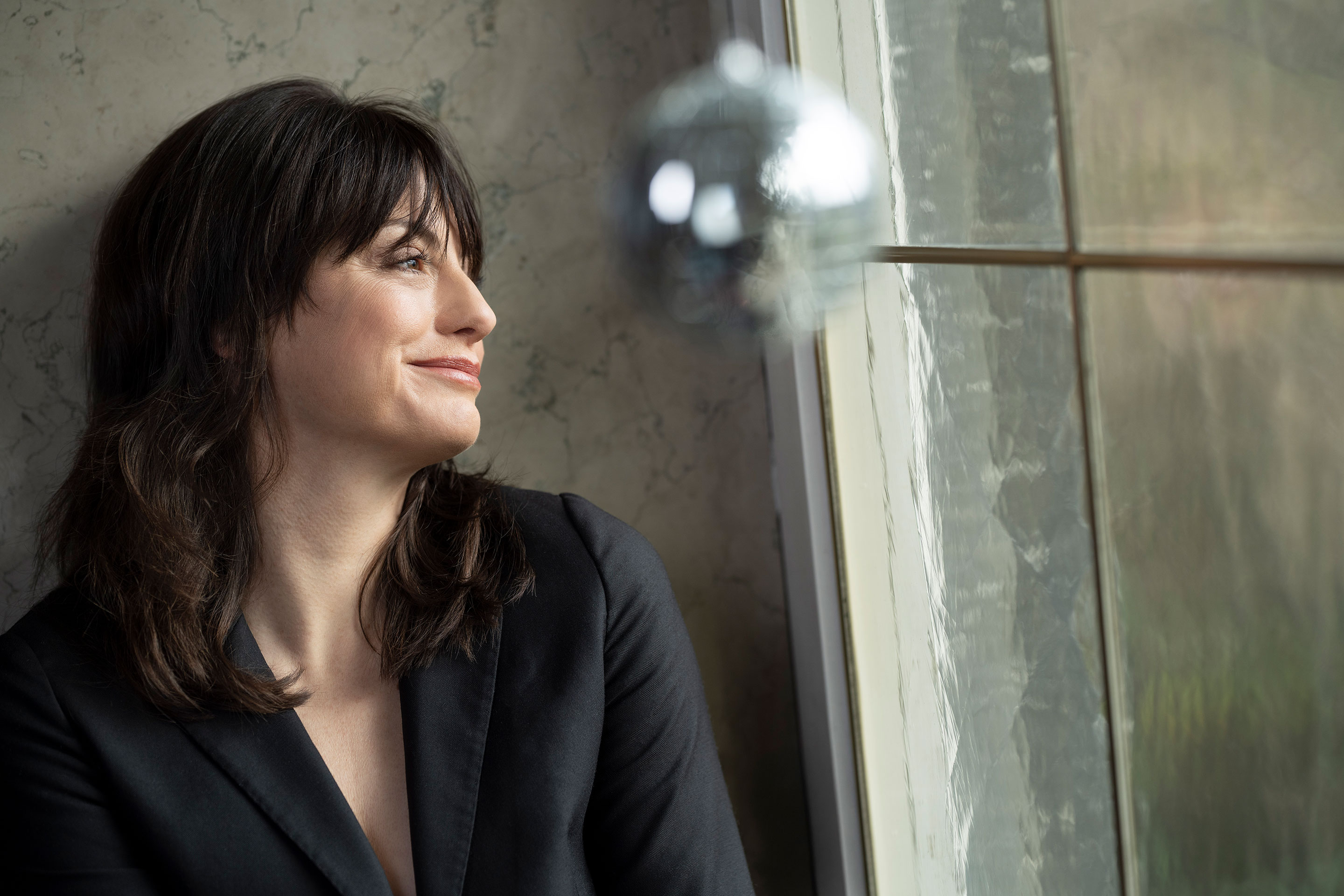 Between Light and Presence – The Magic of Portraying 