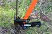 3/7 Pull back on the handle and the jaws clamp on the stem of the plant...