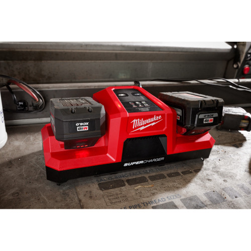 Milwaukee 48-59-1815 18V Lithium-Ion Dual Bay Simultaneous Super