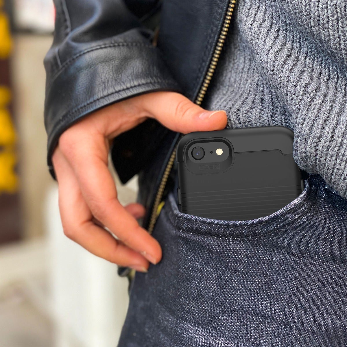 Slim, Lightweight Case 
||The slim, lightweight design fits easily in your pocket and comfortably in your hand