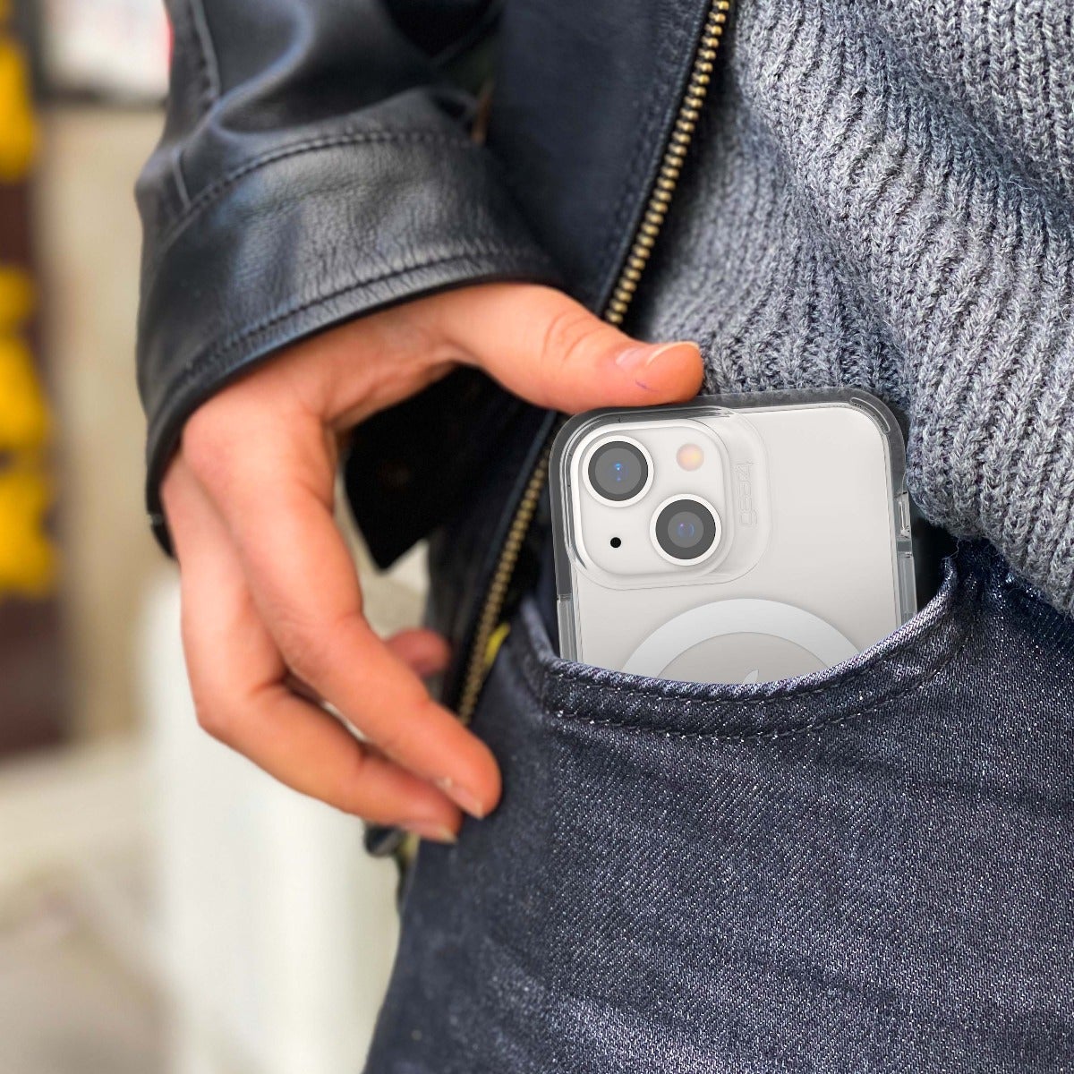 Slim, Lightweight Case 
||The slim, lightweight design fits easily in your pocket and comfortably in your hand