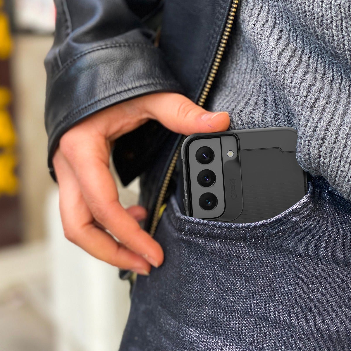 Slim, Lightweight Case 
||The slim, lightweight design fits easily in your pocket and comfortably in your hand