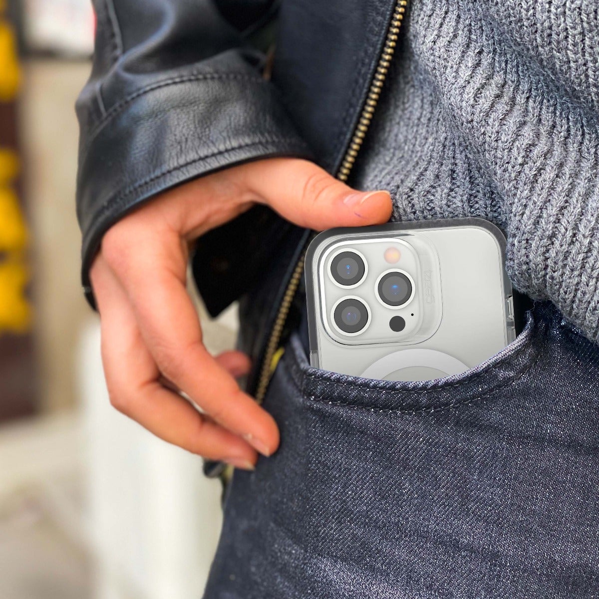 Slim, Lightweight Case 
||The slim, lightweight design fits easily in your pocket and comfortably in your hand