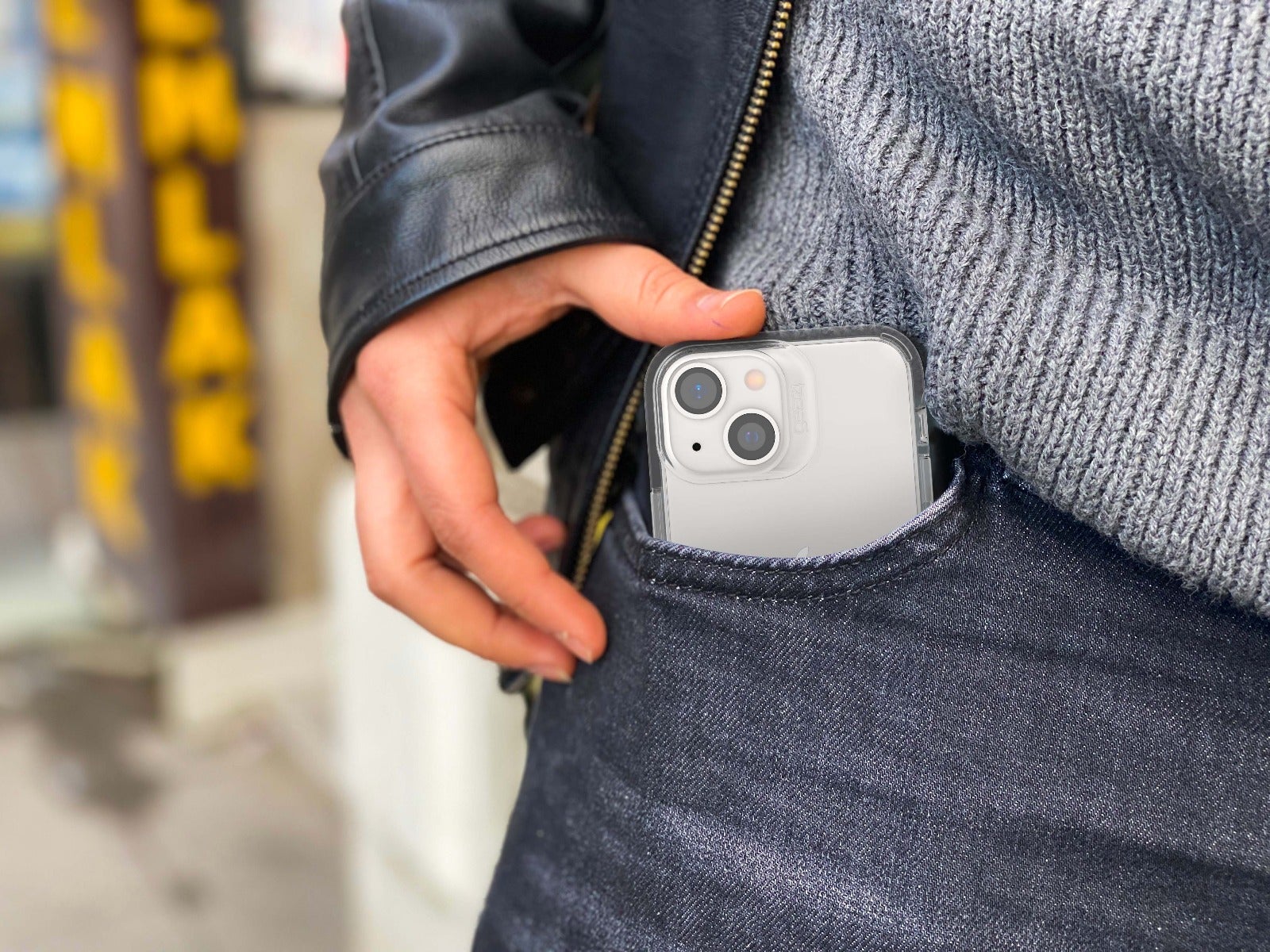 Slim, Lightweight Case 
||The slim, lightweight design fits easily in your pocket and comfortably in your hand