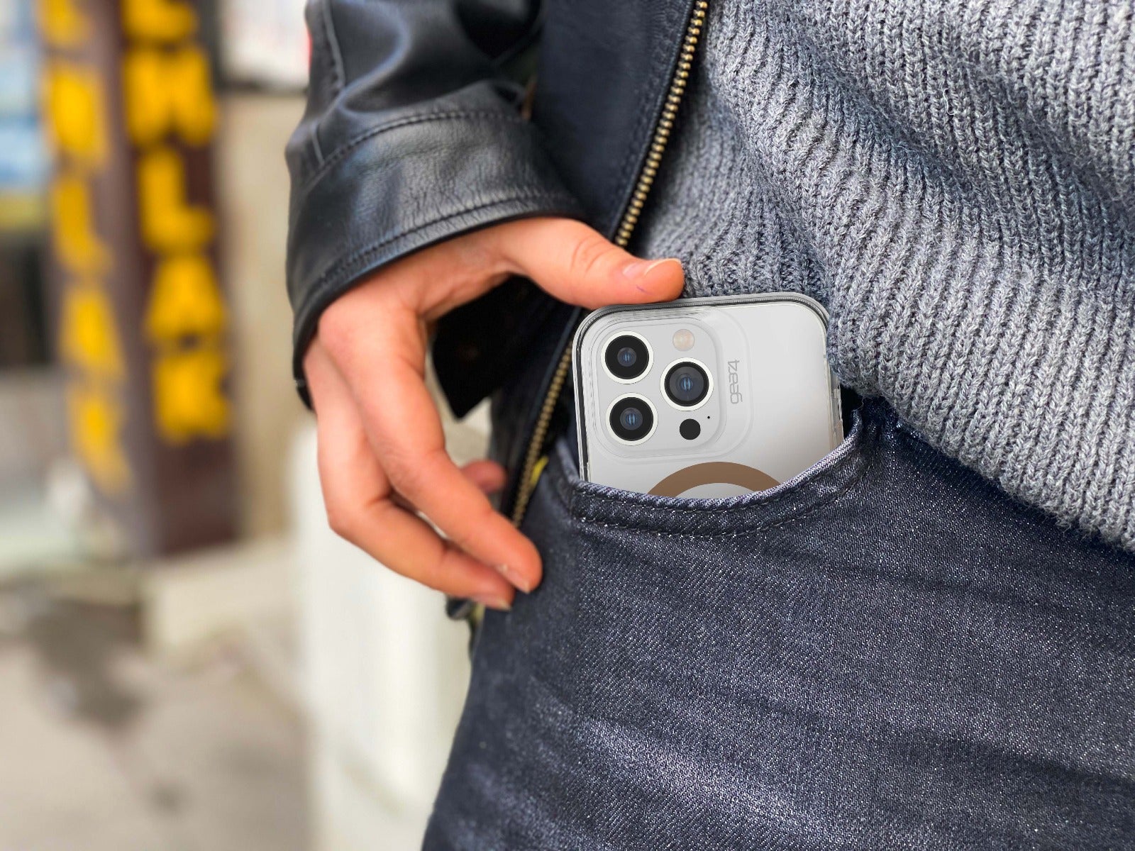 Slim, Lightweight Case 
||The slim, lightweight design fits easily in your pocket and comfortably in your hand