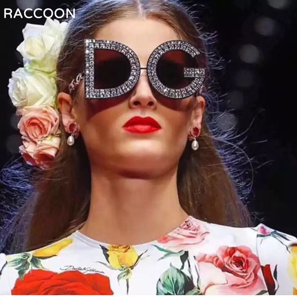Rejea Trend Letter Sunglasses Female Oversized Sun Glasses Women Luxury Brand Spray Paint Diamond Frame Flash Shades Eyeglasses