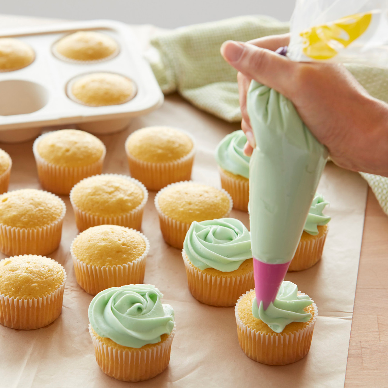 Cupcake decorating set disposable piping bags and tips nozzles - Kiwicakes