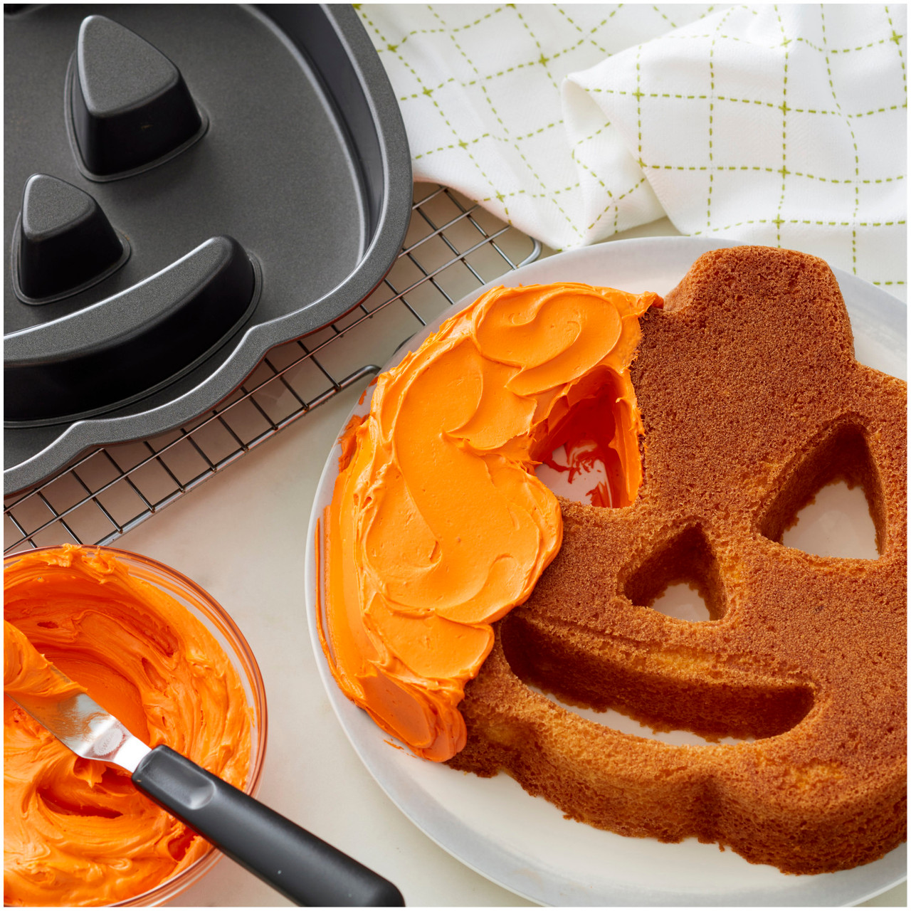 Round Cake Pan | Le Creuset® Official Site