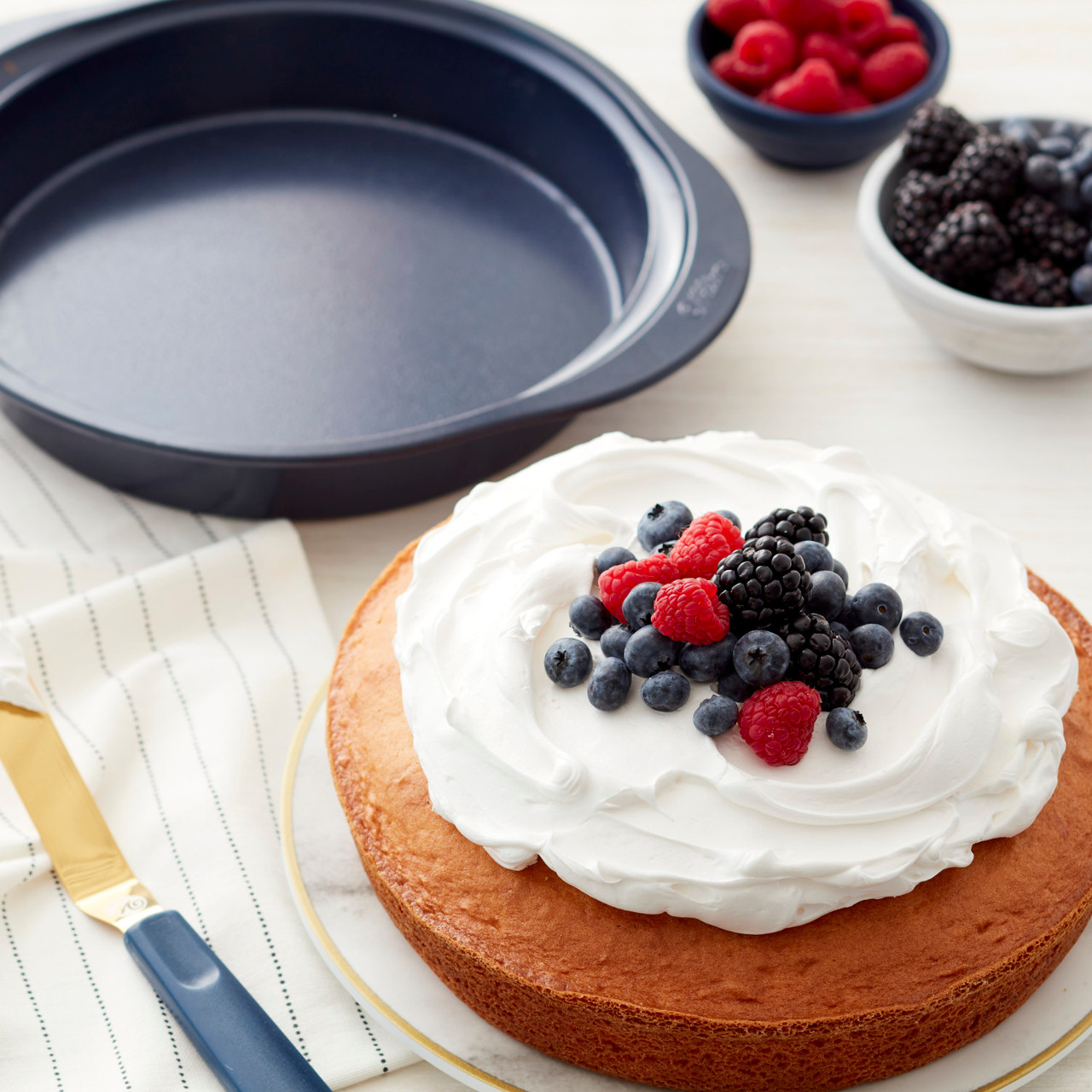 Diamond-Infused Non-Stick Navy Blue Round Baking Pan, 9-inch - Wilton