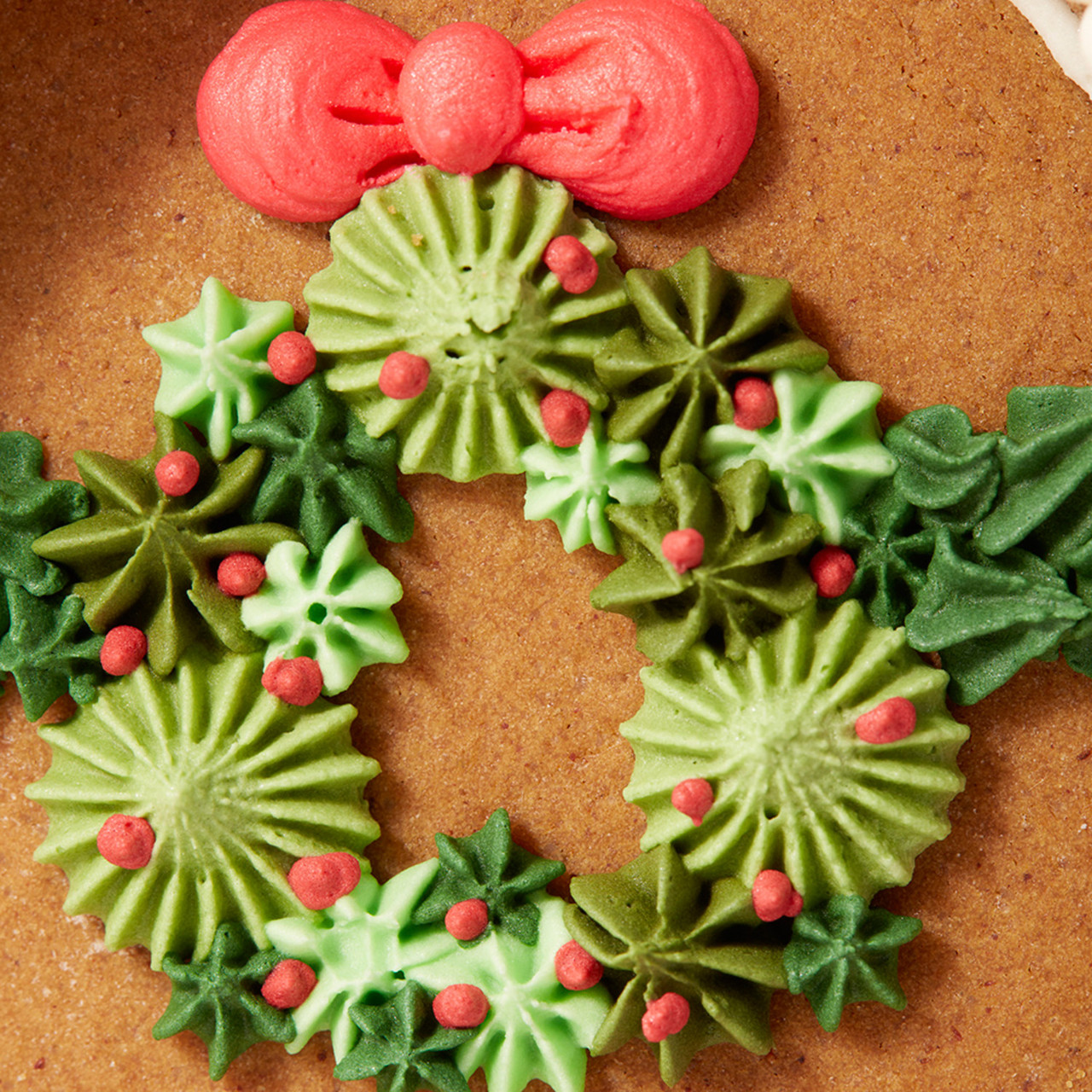How to Pipe a Star Buttercream Wreath - Wilton