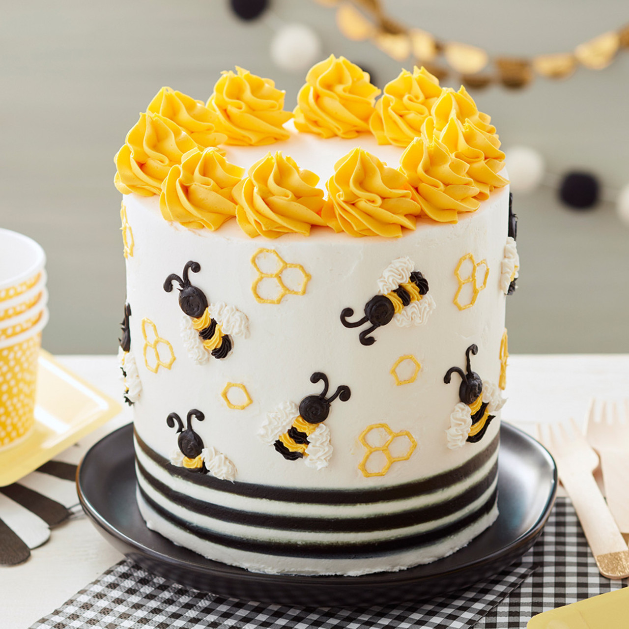Zyozique Happy Birthday Day Cake Topper Honey Bee Cake Topper Honey Bee  Themed Party Happy Supplies Honey Bee Decoration : Amazon.in: Grocery &  Gourmet Foods