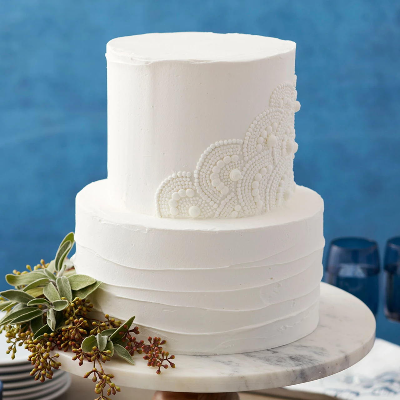 Plain white wedding cake with flowers | Beachweddingtips.com