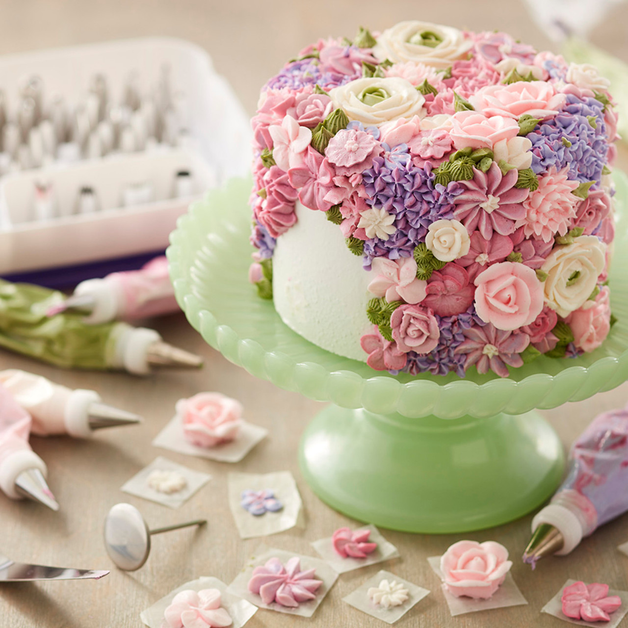 How to Use Fresh Flowers in Cake Decorating | Craftsy | www.craftsy.com