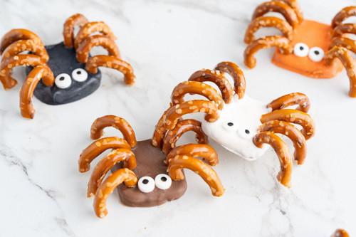 Wilton-Snyders-Ramona Cruz Peters-Spider Pretzels with Candy Melts-24.jpg|1