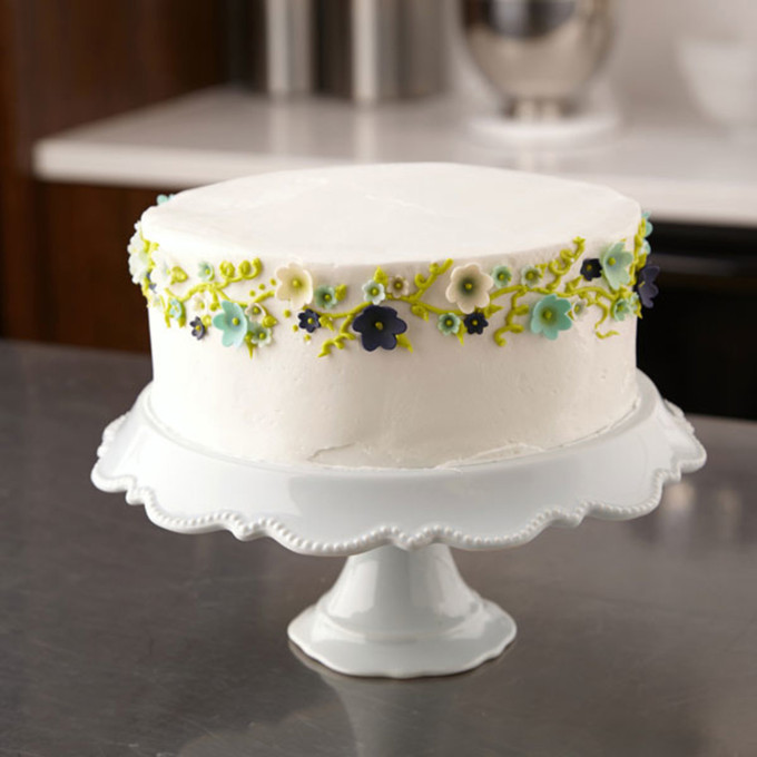 How to Decorate a Cake for Beginners in 10 Easy Steps!