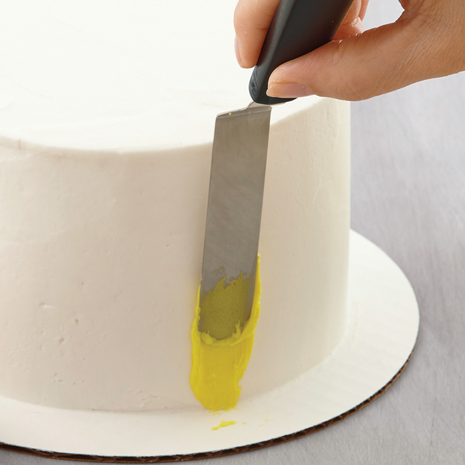 How to Ice a Cake with a Spatula - Wilton