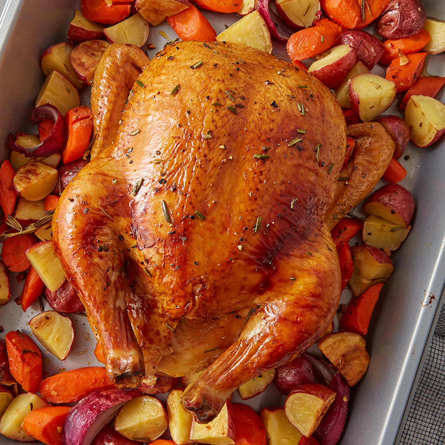 Roast chicken with rosemary and glazed baby vegetables - Émile Henry