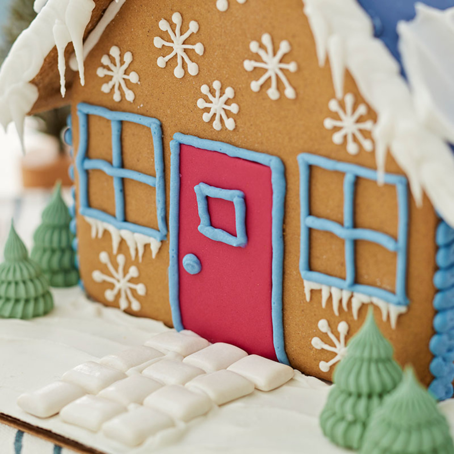 Make the perfect Gingerbread Houses with our Holiday Bakeware