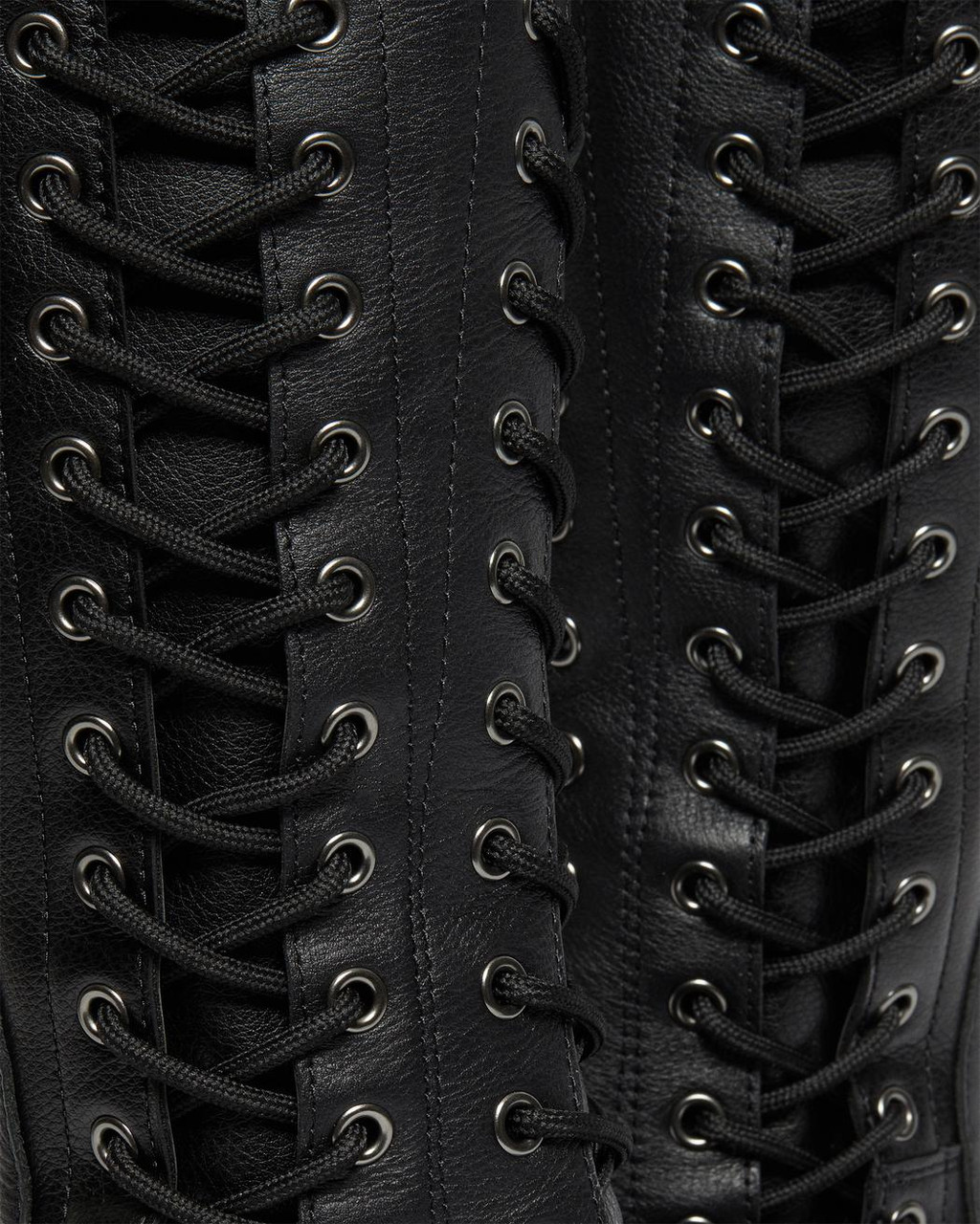 Dr. Martens Azreya Max 26-Eye Black Virginia Leather Platform