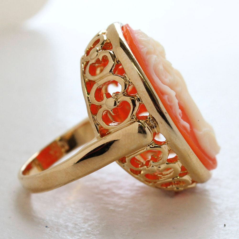 Vintage Ring 1970s Big White on Coral Cameo 18k Gold Cocktail Ring