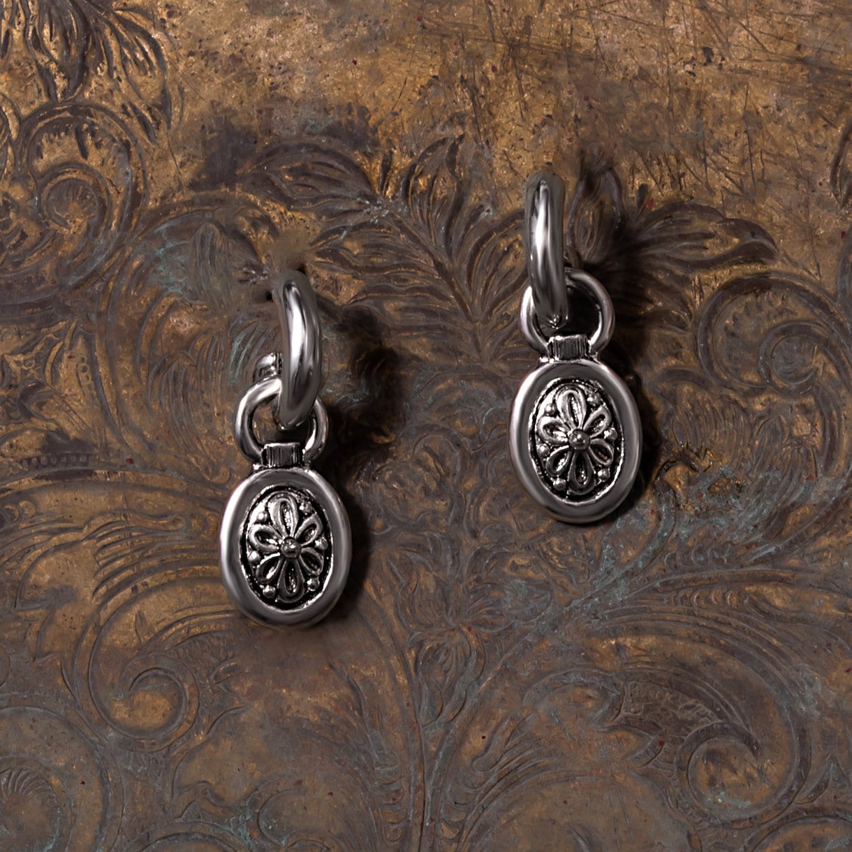 vintage jewelryえす Vintage Women's Earrings Oscar de la Renta Antique Gold