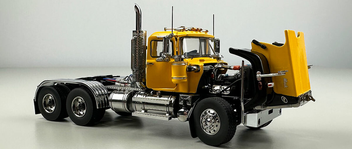 Camion solo avec essieux tandem de couleur vert - MACK
